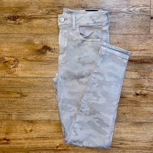 American Eagle Gray Camo Jeggings